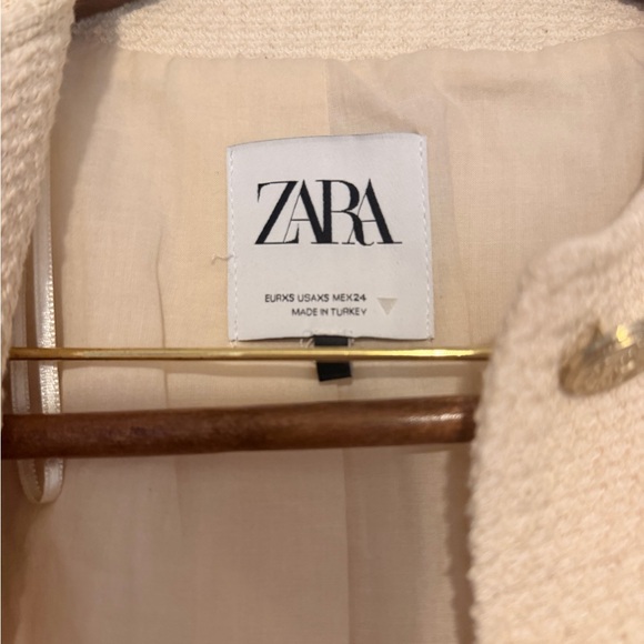 Zara Cream Boucle Jacket with Gold Buttons - Picture 4 of 4